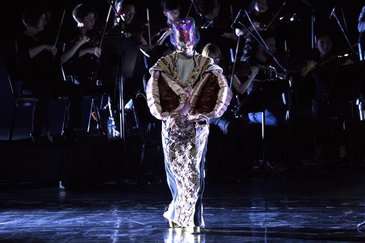 Björk performs in fantasy costume by a Georgian designer in Tbilisi geotv.ge